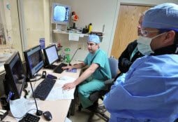 Los especialistas del centro de fibrilación auricular revisan los resultados en el monitor de la computadora - UCHealth