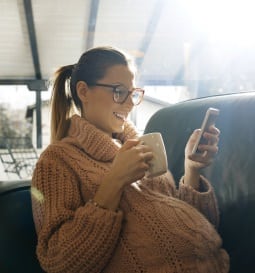 Mujer embarazada mirando su celular