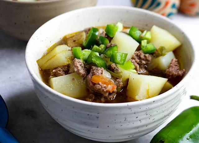 Caldillo de carne molida con jalapeño: Un sabroso reflejo de la tradición familiar